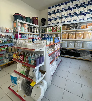 Embalagens e descartáveis nas prateleiras da Disk Embalagens